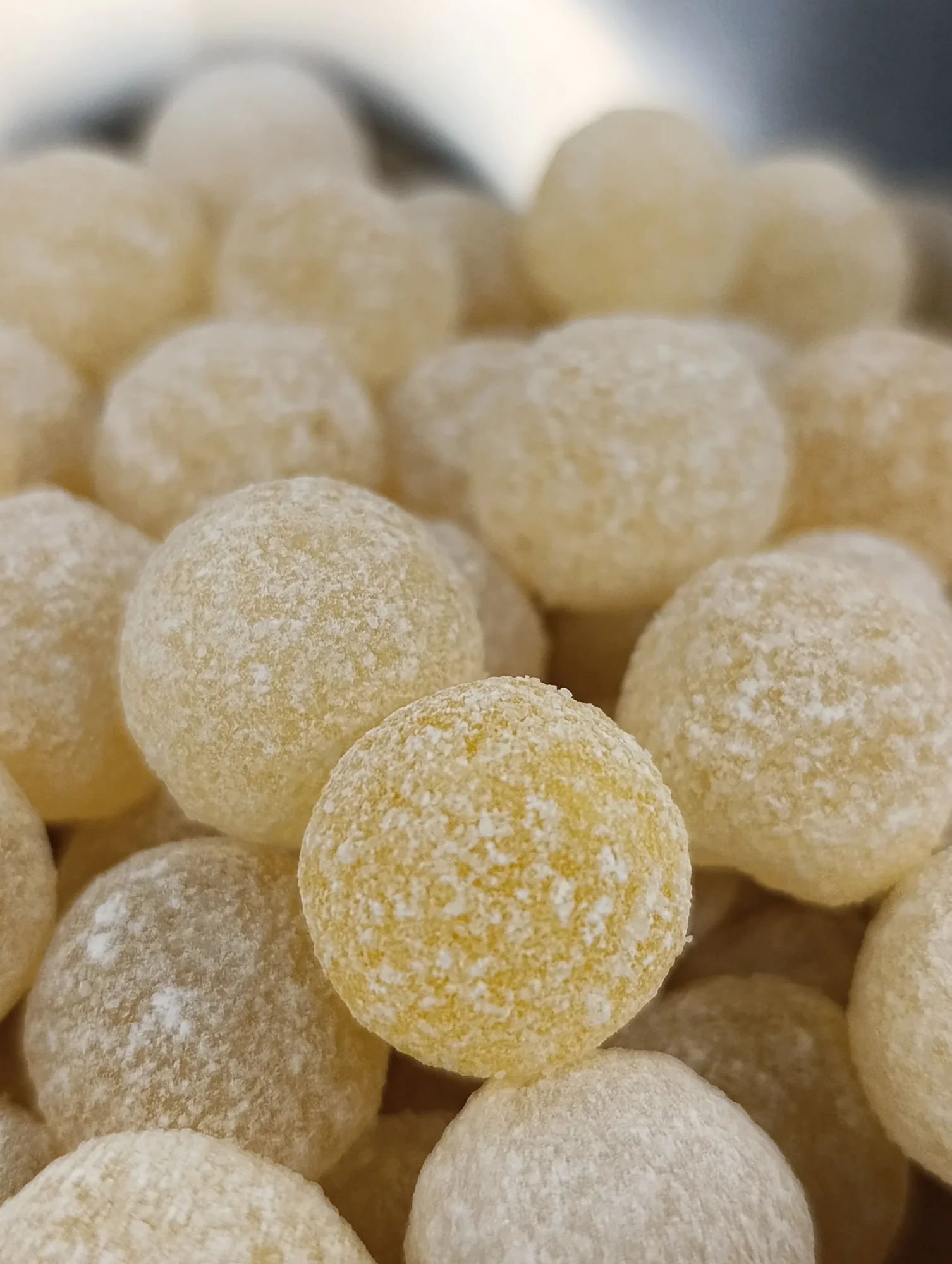 Mega sour candy citron