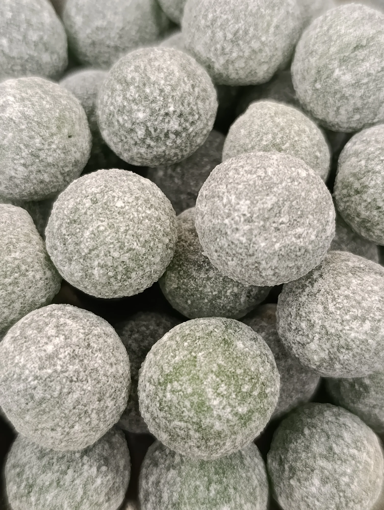 Mega sour candy pomme